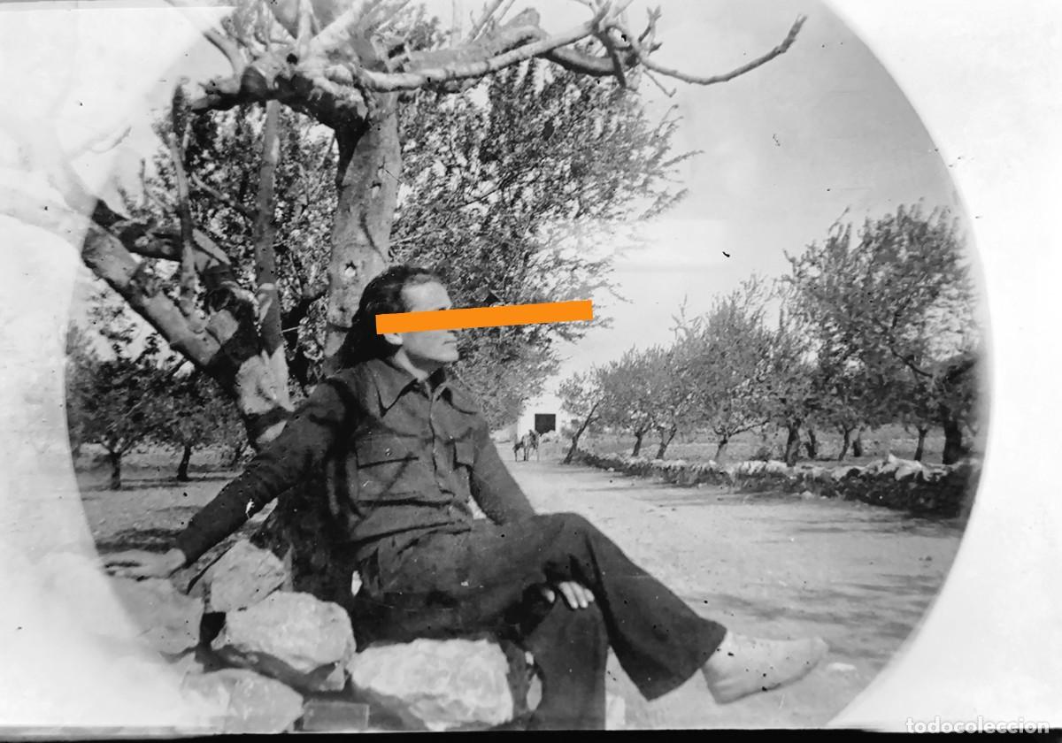 Fotograf&iacute;a antigua: Antiguo negativo de fotograf&iacute;a. Hombre del campo. Paisaje rural. A&ntilde;os 20/30