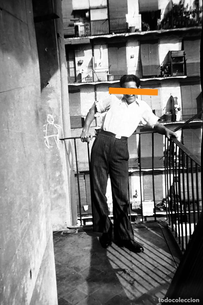 Fotograf&iacute;a antigua: Antiguo negativo de fotograf&iacute;a. Hombre en el balc&oacute;n. A&ntilde;os 20/30