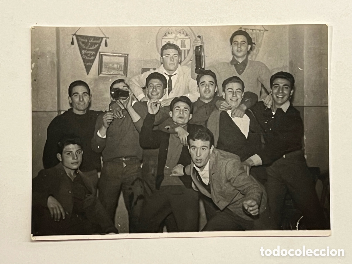 Fotograf&iacute;a antigua: PEDRALBA (Valencia) Fotograf&iacute;a J&oacute;venes del pueblo celebrando los &eacute;xitos de su equipo de futbol