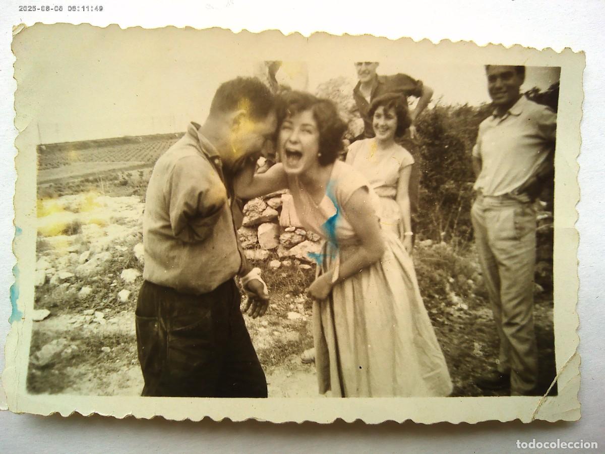 Fotograf&iacute;a antigua: FOTO DE CHICA TONTEANDO CON UN SE&Ntilde;OR MANCO
