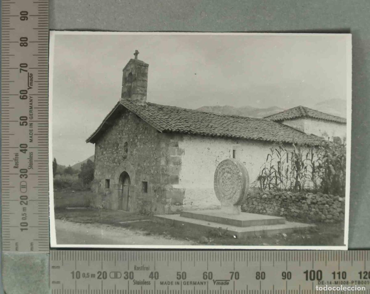Fotografia antica: FOTOGRAFIA. ERMITA A IDENTIFICAR CON ESTELA DISCOIDAL. SANTANDER HACIA 1940