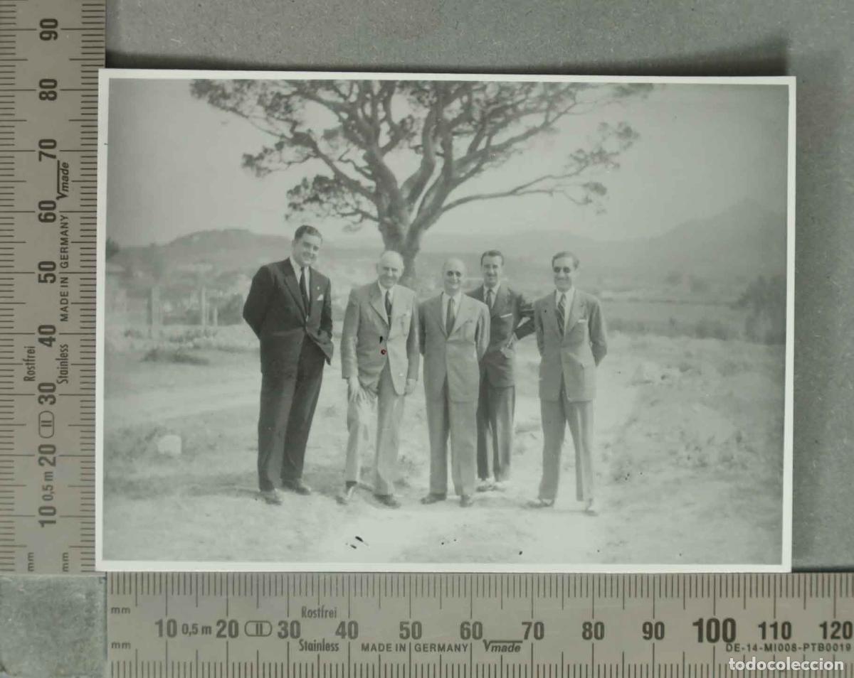Fotografia antiga: FOTOGRAFIA. SE&Ntilde;ORES EN SANTIAGO DE COMPOSTELA HACIA 1940
