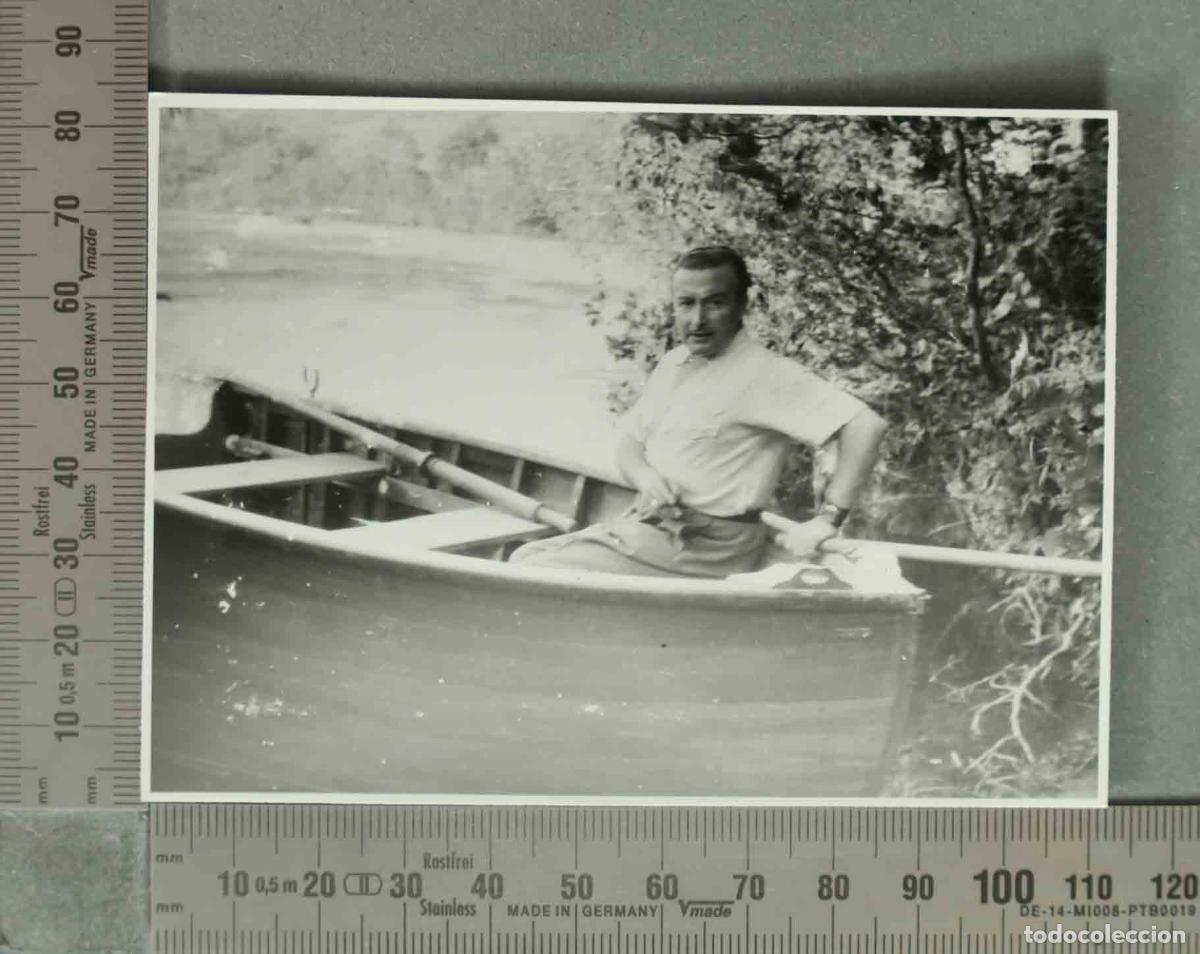 Fotografia antiga: FOTOGRAFIA. Hombre en bote en la orilla del r&iacute;o SANTIAGO DE COMPOSTELA HACIA 1940