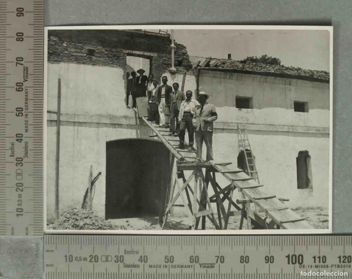 Fotografia antiga: FOTOGRAFIA. Trabajadores de la construcci&oacute;n en andamio de madera CLAVERIA. HACIA 1940