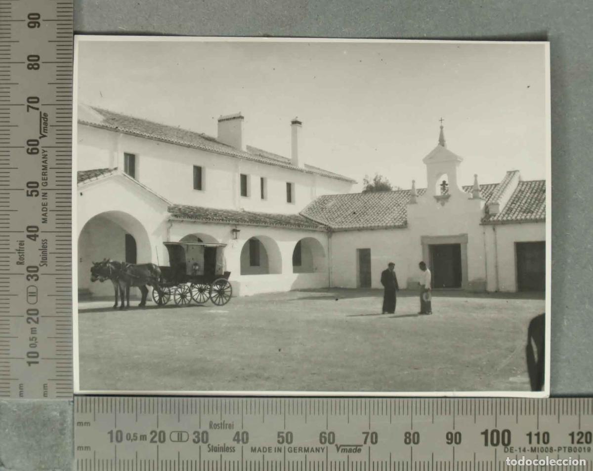 Fotografia antiga: FOTOGRAFIA. VISTA CORTIJO INTERIOR. CLAVERIA. CARRUAJE. HACIA 1940