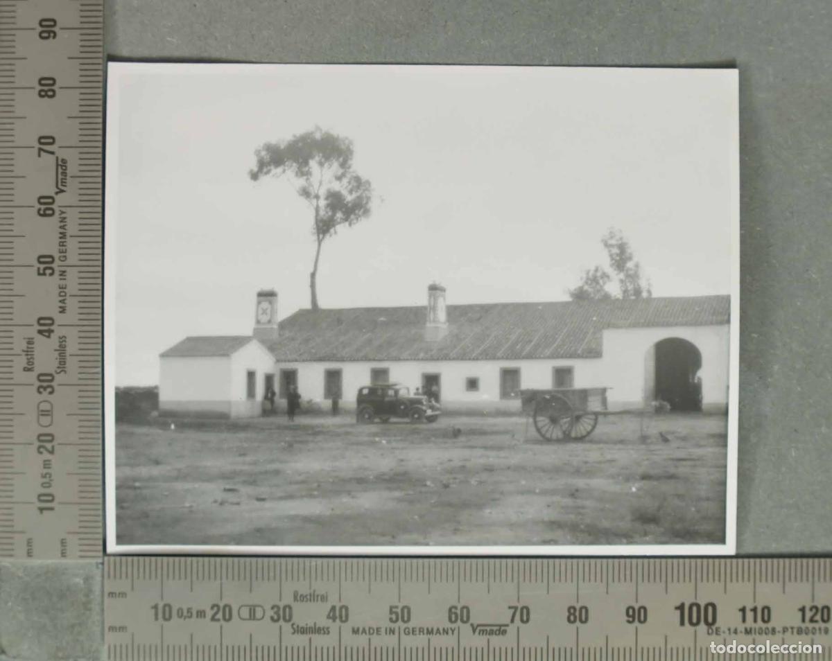 Fotografia antiga: FOTOGRAFIA. VISTA DE CORTIJO. VEHICULO Y CARRO. HACIA 1940
