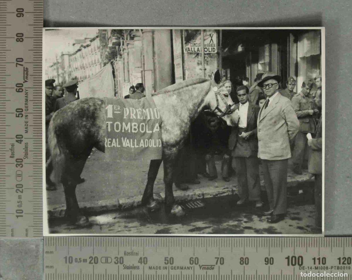Fotograf&iacute;a antigua: FOTOGRAFIA. 1er Premio T&oacute;mbola CABALLO. VISTA PLAZA. CON MILITARES HACIA 1940