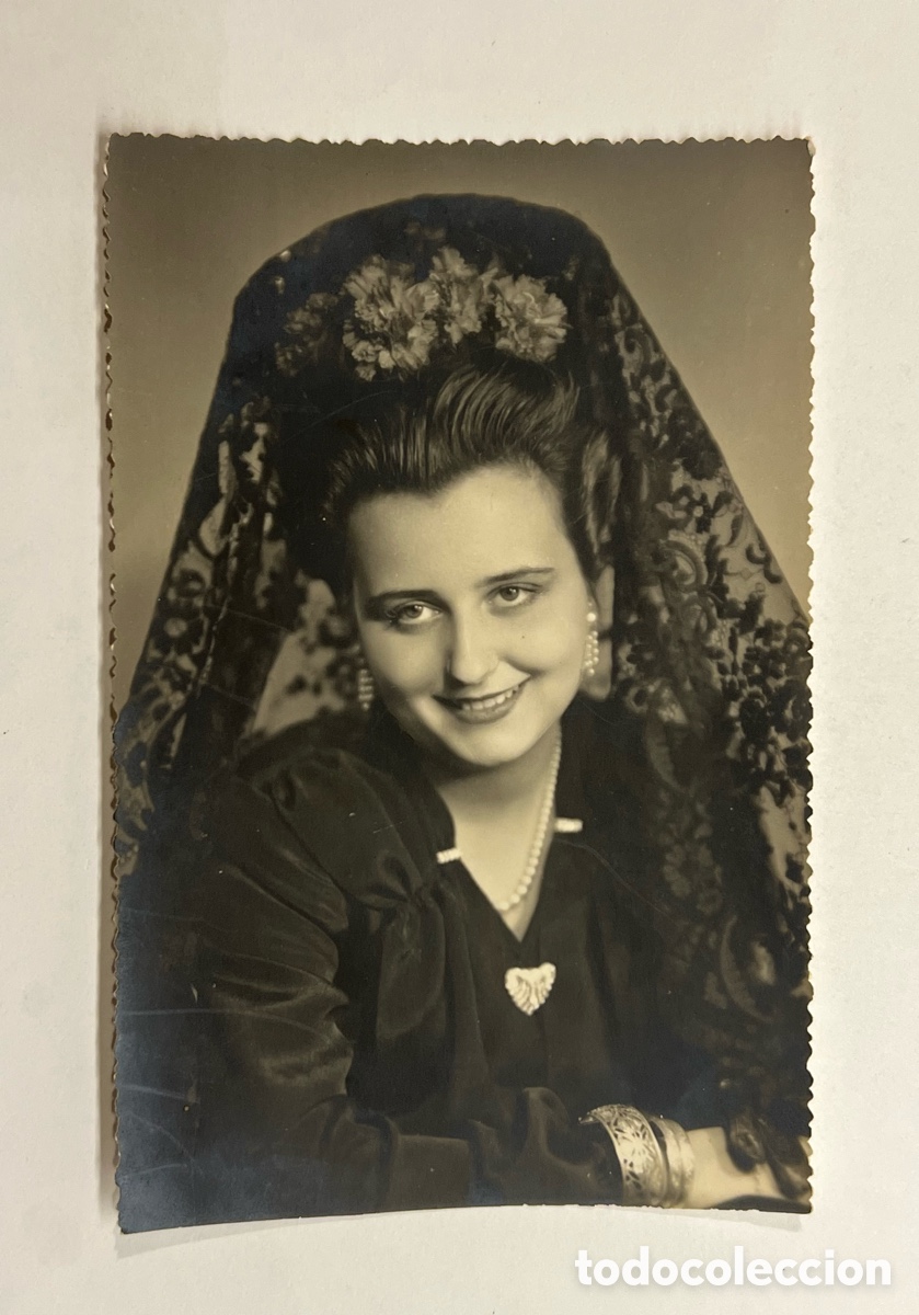 Photographie ancienne: FOTOGRAF&Iacute;A. Mujer con Teja y Mantilla a la moda espa&ntilde;ola (a.1945)