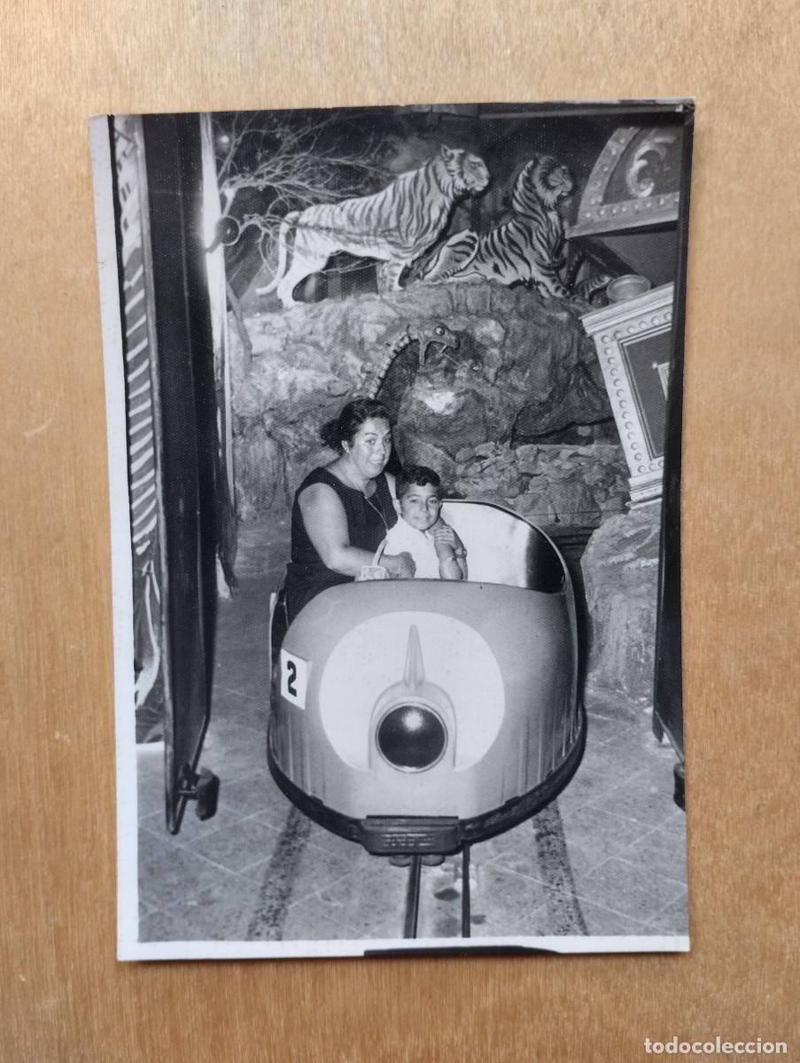 Photographie ancienne: Fotograf&iacute;a antigua de ni&ntilde;o y madre en un tren de una atracci&oacute;n de feria.
