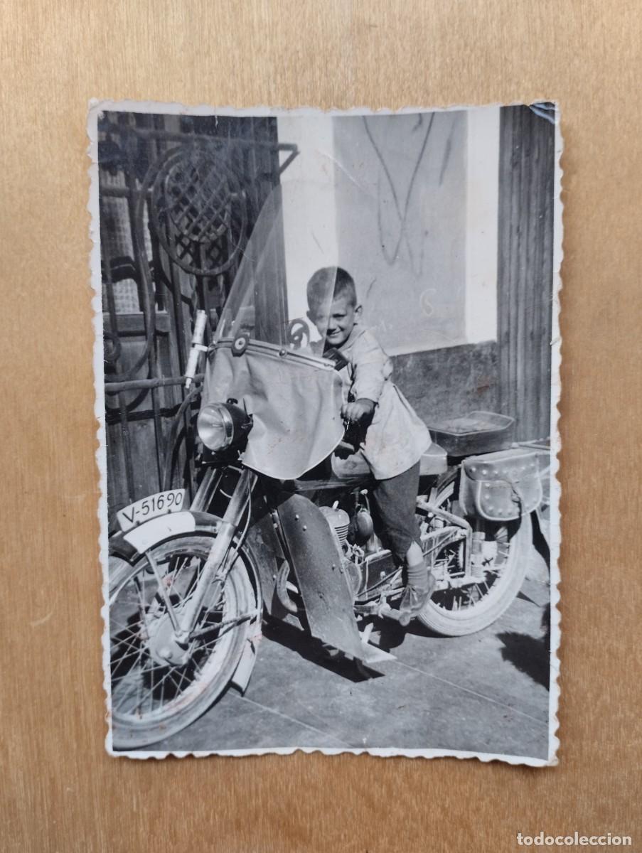 Photographie ancienne: Fotograf&iacute;a antigua de un ni&ntilde;o sobre una motocicleta antigua matr&iacute;cula de Valencia. Lab. Treg&oacute;n