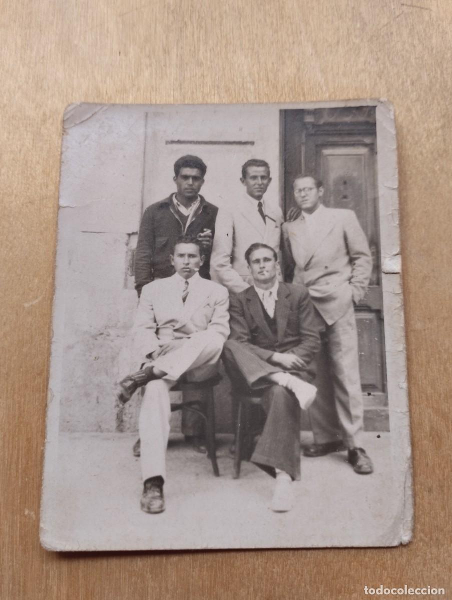 Photographie ancienne: Fotograf&iacute;a antigua de minutero de calle a un grupo de cinco j&oacute;venes hombres. A&ntilde;os 30