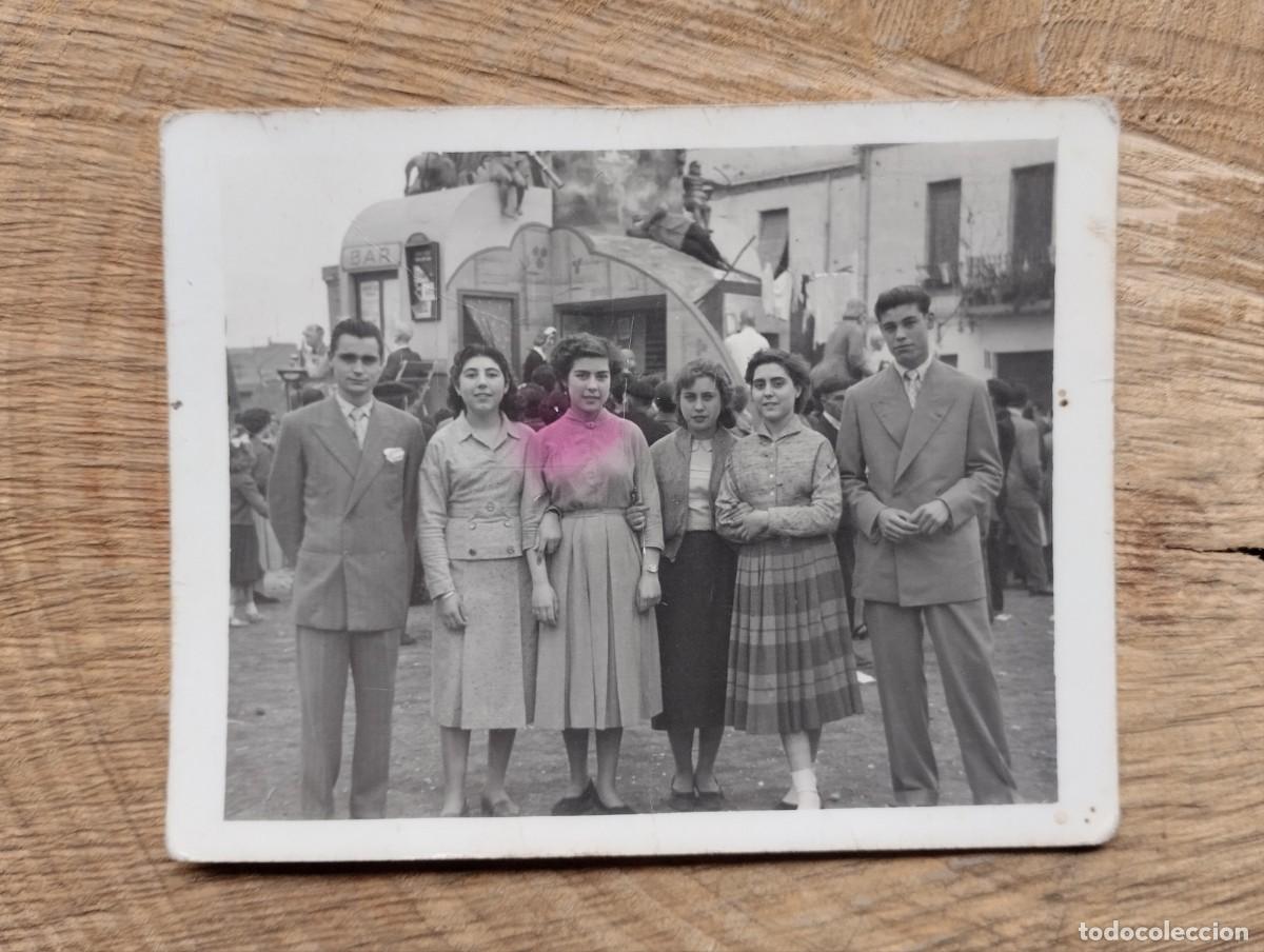 Fotograf&iacute;a antigua: Fotograf&iacute;a antigua de j&oacute;venes en la calle posando con una falla al fondo. Manuel S&aacute;nchez, Valencia