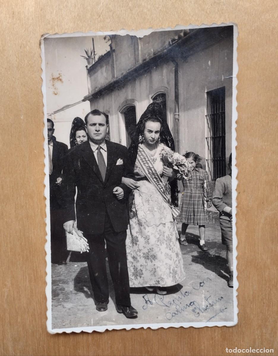 Fotograf&iacute;a antigua: Fotograf&iacute;a antigua de una fallera por la calle. Con dedicatoria. Puerto de Sagunto, 19 Marzo 1951