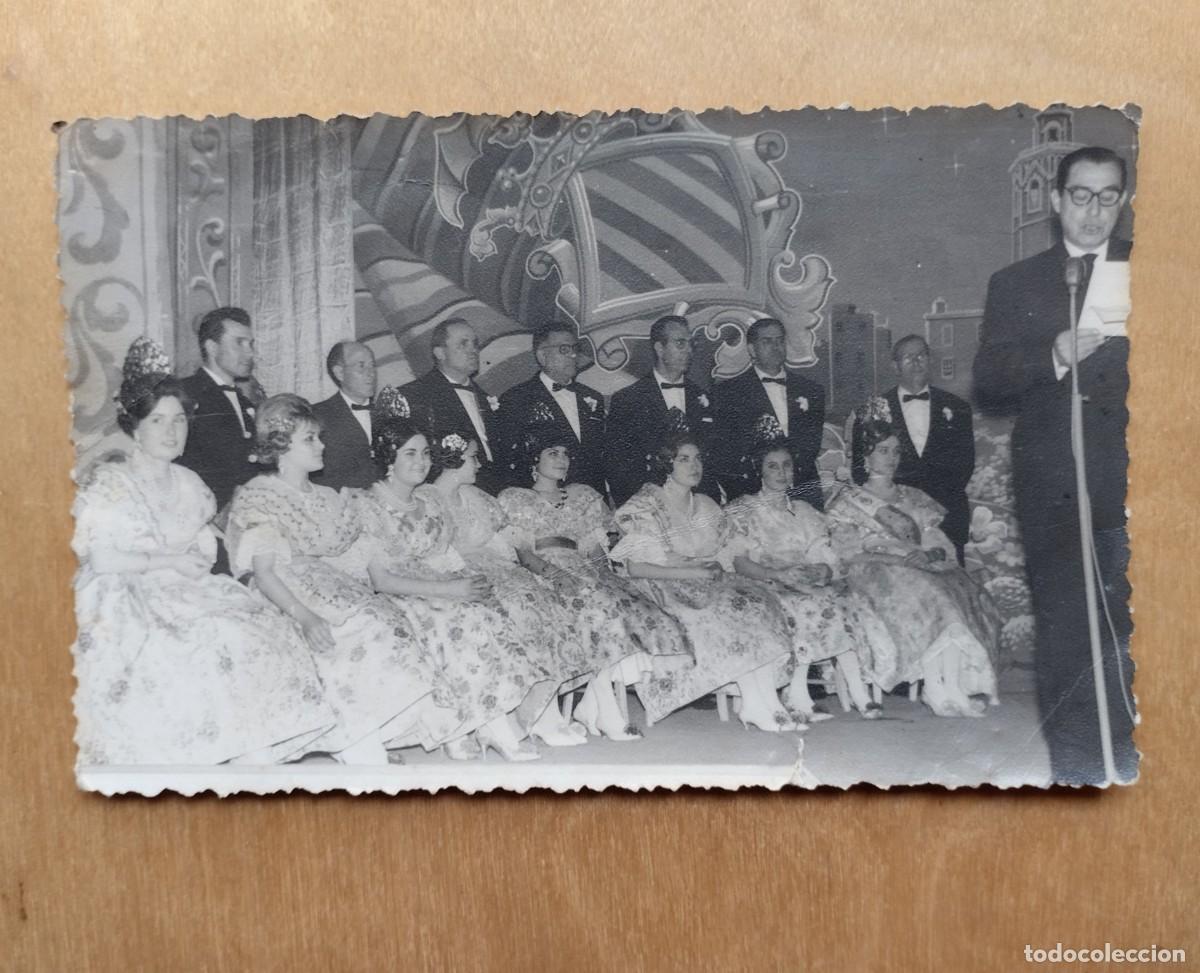 Fotograf&iacute;a antigua: Fotograf&iacute;a antigua de grupo de falleras y falleros en alg&uacute;n acto. F. Galv&aacute;n- Puerto de Sagunto. 1963