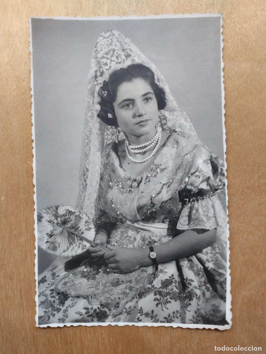 Fotograf&iacute;a antigua: Fotograf&iacute;a antigua de una ni&ntilde;a fallera con un pay-pay en la mano