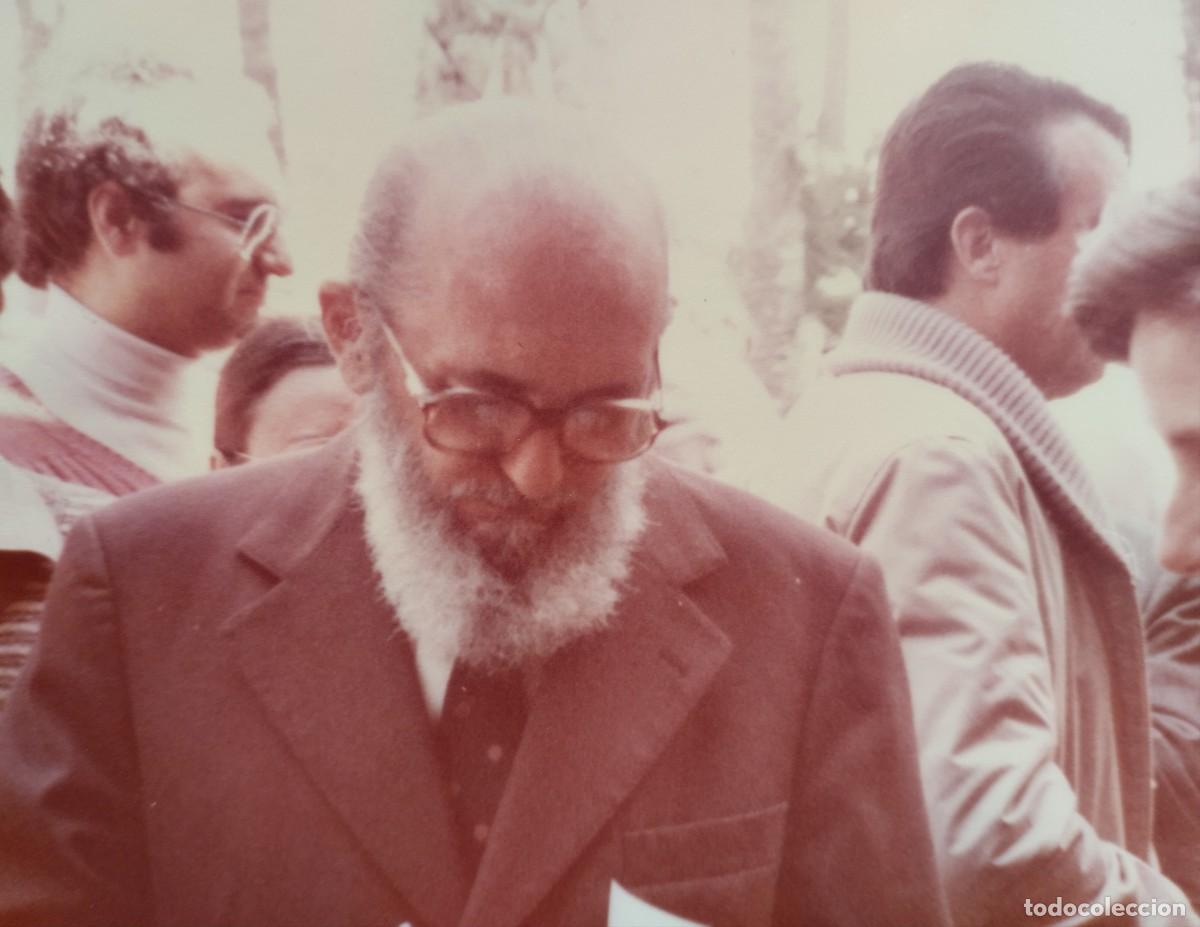 Photographie ancienne: Fotograf&iacute;a de Paulo Freire en Elche Alicante firmando en la calle