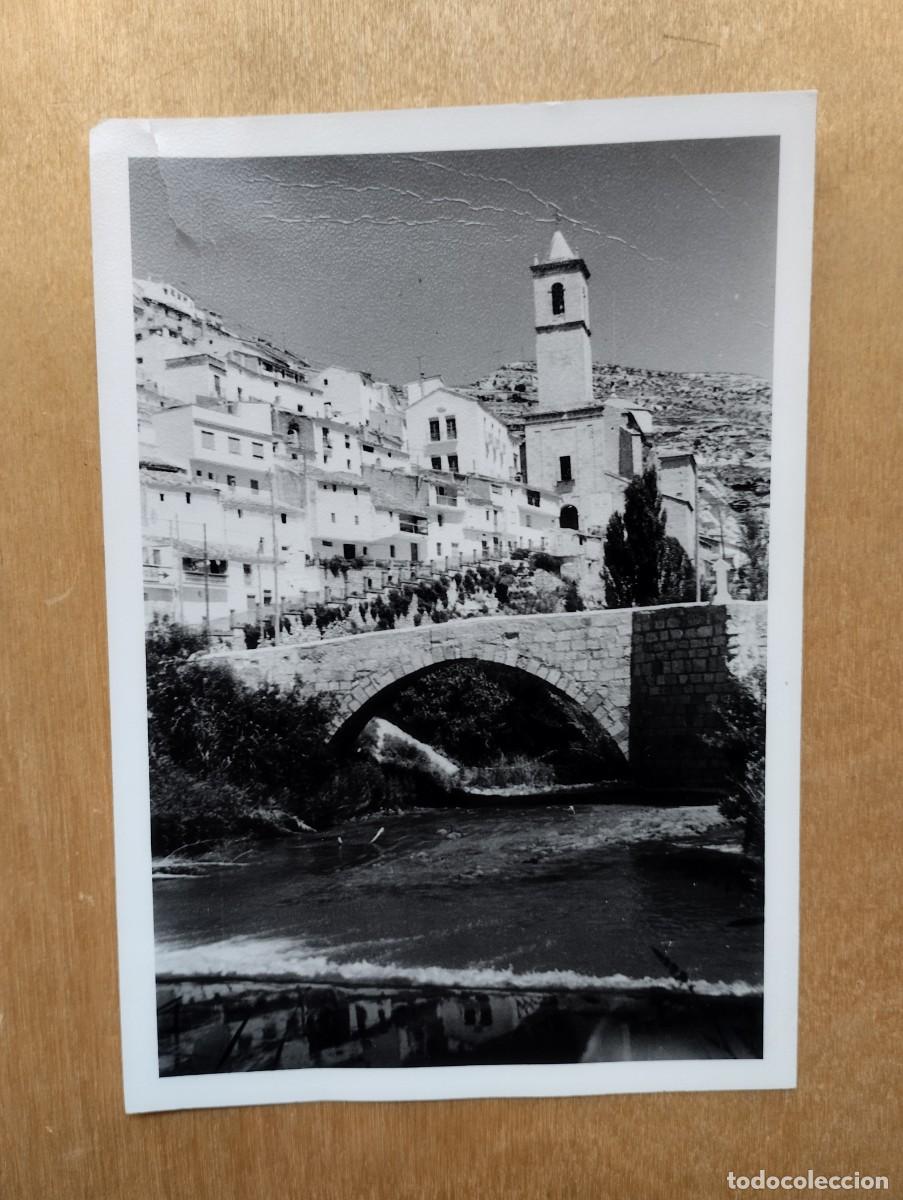 Fotografia antiga: Fotograf&iacute;a antigua de Alcal&aacute; del J&uacute;car (Albacete) con vista al Puente e Iglesia de San Andr&eacute;s