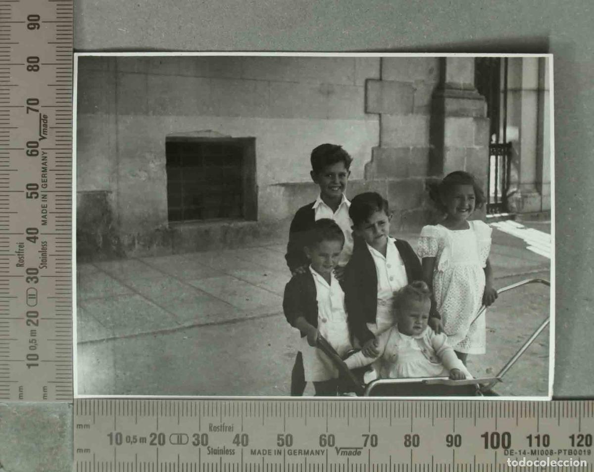 Fotograf&iacute;a antigua: FOTOGRAFIA. Ni&ntilde;os en la granja HACIA 1940