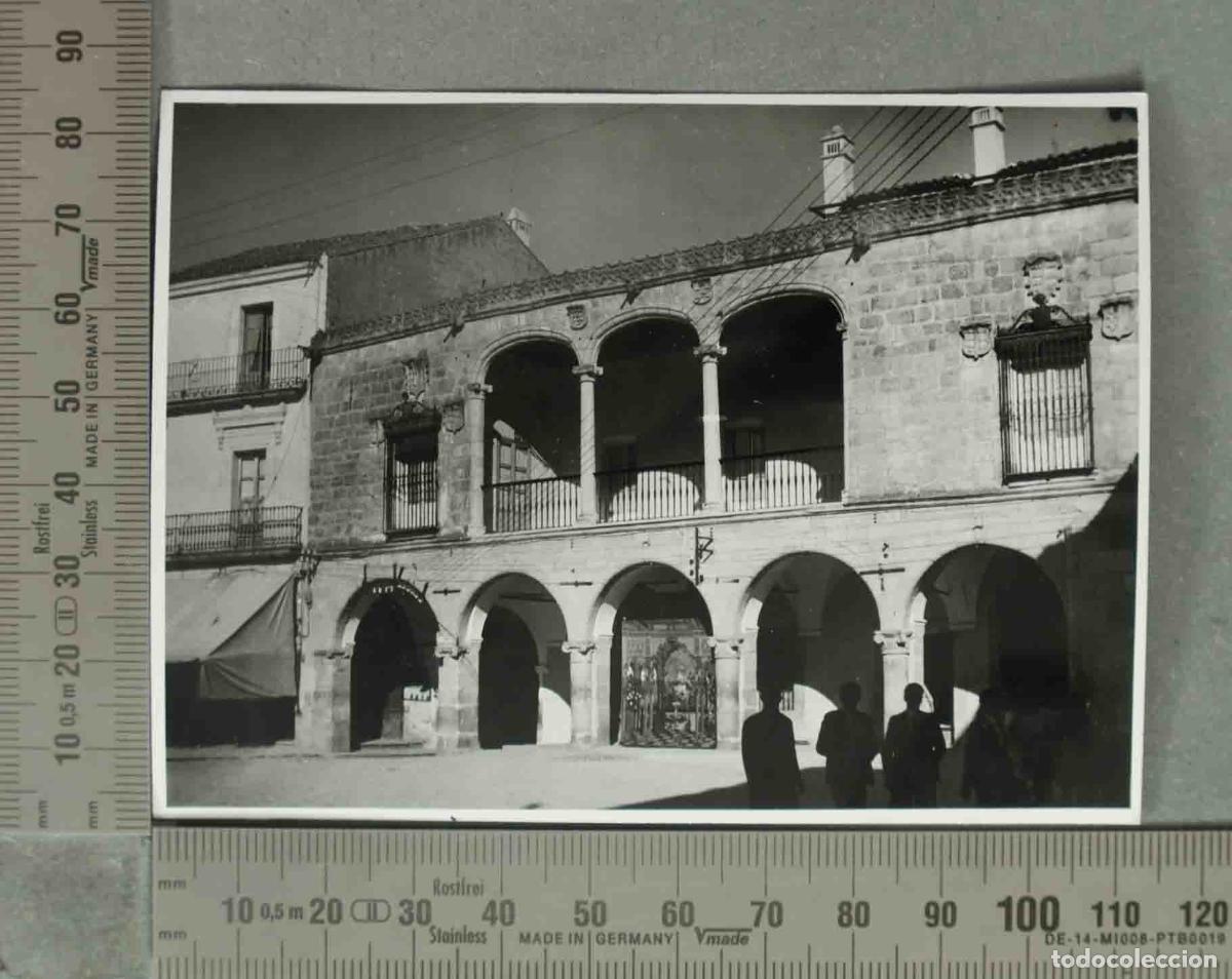 Fotograf&iacute;a antigua: FOTOGRAFIA. Trujillo - PALACIO DE LOS ORELLANA. CON ALTAR MONTADO EN LA CALLE? HACIA 1940