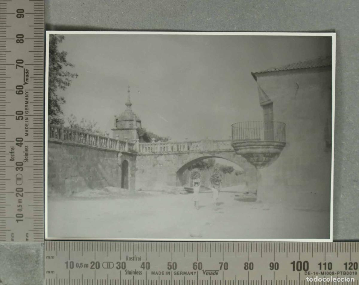 Photographie ancienne: FOTOGRAFIA. PALACIO DE FEFI&Ntilde;ANES. BI&Ntilde;AS CARGANDO SOBRE LA CABEZA HACIA 1940