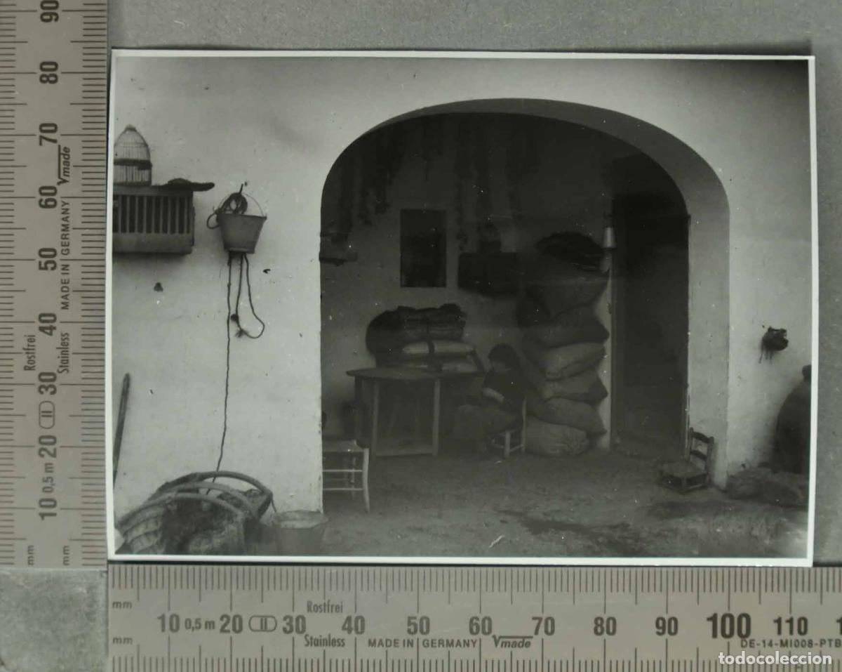 Fotograf&iacute;a antigua: FOTOGRAFIA. INTERIOR VIVIENDA HACIENDO LABOR. ZARZACAPILLA. CASTUERA. HACIA 1940