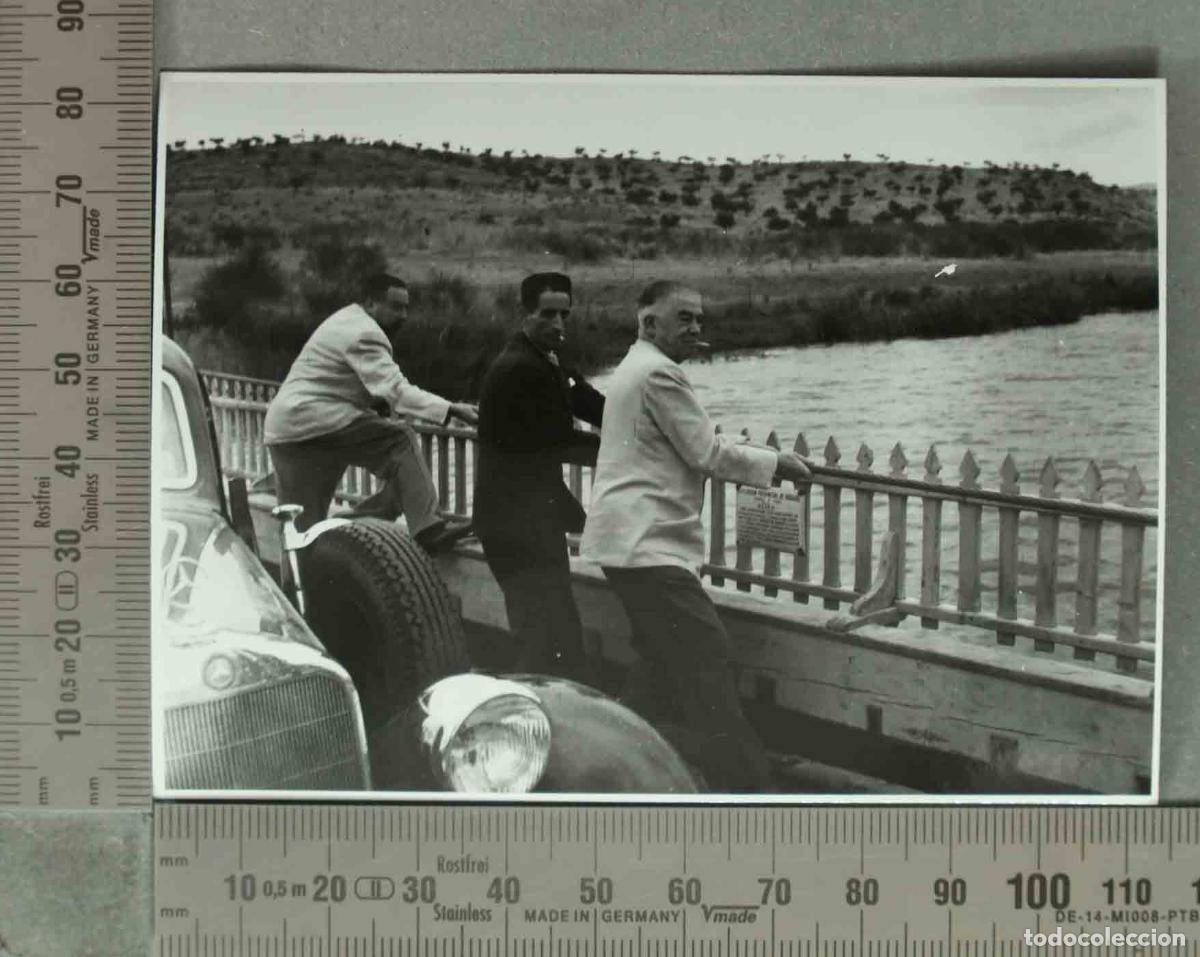 Fotograf&iacute;a antigua: FOTOGRAFIA. CRUZANDO. RIO. CASTUERA CON MERCEDES HACIA 1940