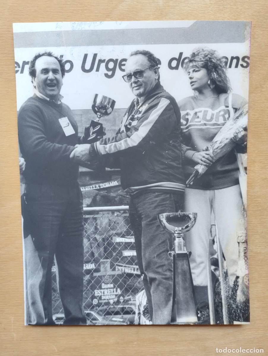 Fotograf&iacute;a antigua: Fotograf&iacute;a antigua de entrega trofeo de ciclismo a&ntilde;os 80 con Leticia Sabater entregando flores