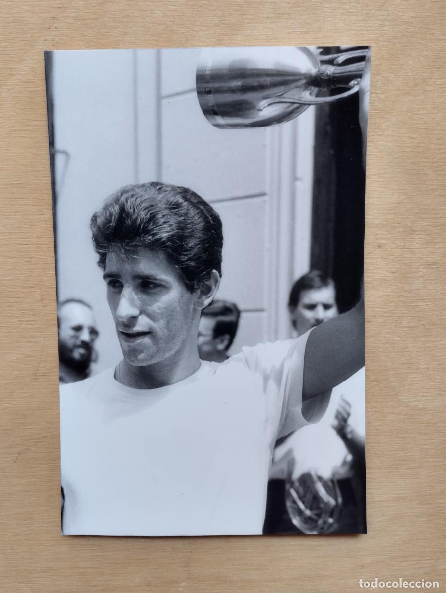 Fotograf&iacute;a antigua: Fotograf&iacute;a antigua del ciclista valenciano Navarro Fuster levantando un trofeo. Ciclismo a&ntilde;os 80