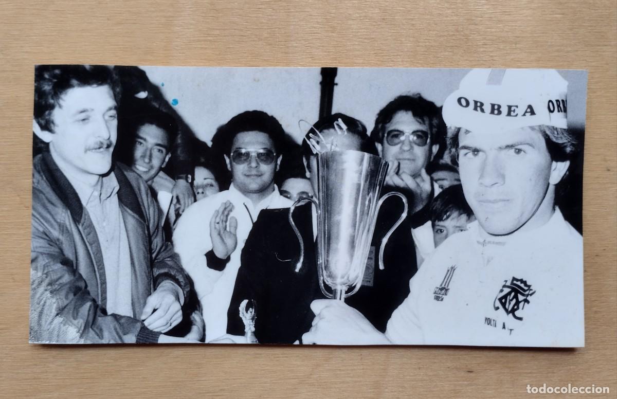 Fotograf&iacute;a antigua: Fotograf&iacute;a antigua del ciclista Joaquim Faura recibiendo un trofeo de vencedor. Ciclismo a&ntilde;os 80