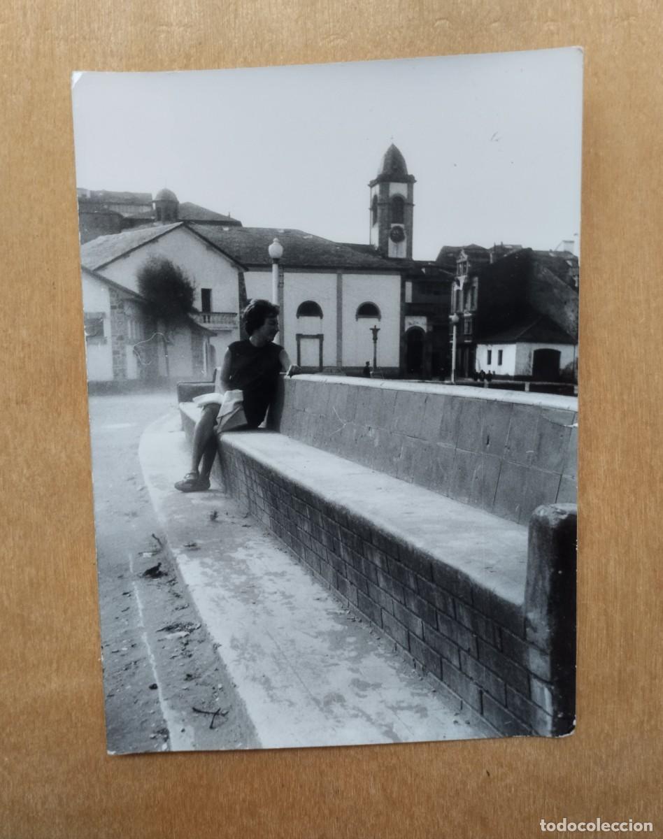 Fotograf&iacute;a antigua: Fotograf&iacute;a antigua de mujer posando en Luarca (Asturias) con iglesia de Santa Eulalia de fondo