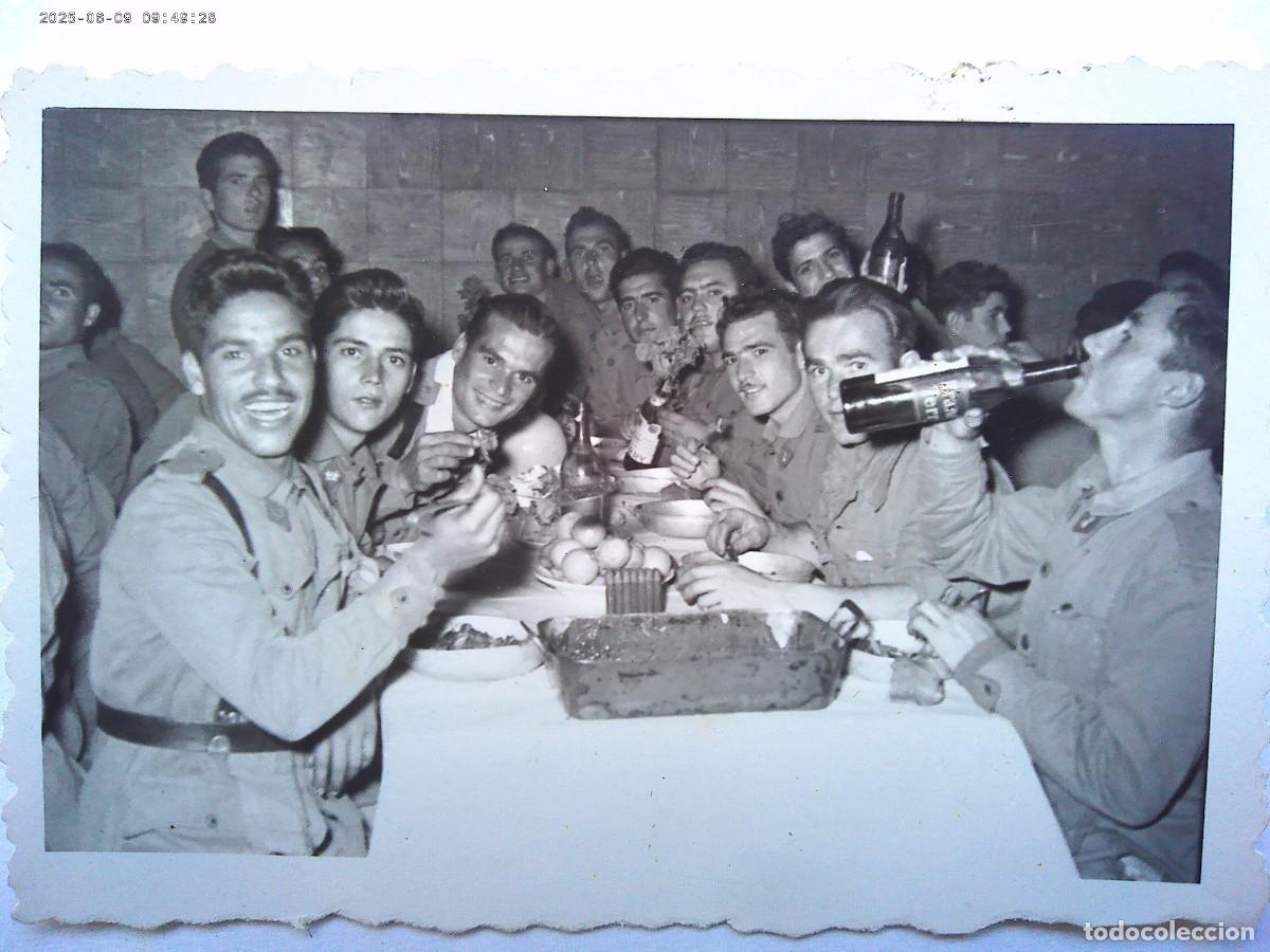 Fotografia antiga: FOTO DE MILITARES EN UN CONVITE , BEBIENDO A MORRO, ETC . DE GOMEZ , PUERTO ( ISLETA )