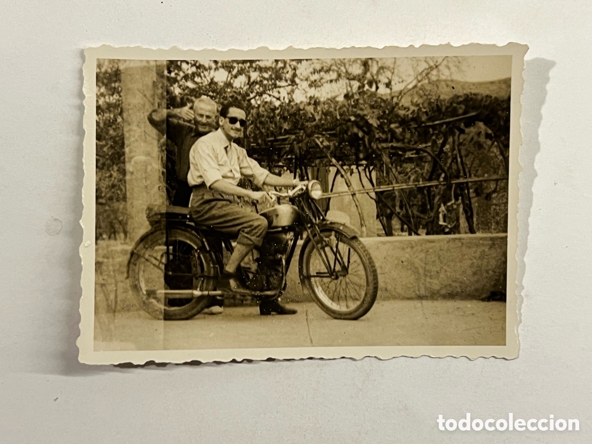 Fotografia antiga: PEDREGUER Alicante.. por las Cometas Fotograf&iacute;a con la motocicleta BSA ? Octubre de 1951