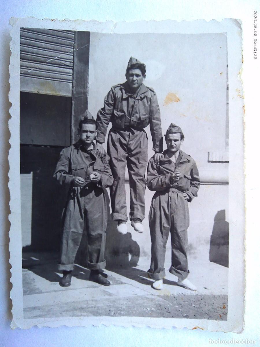 Fotograf&iacute;a antigua: FOTO DE MILITARES CON MONO Y GORRILLOS , JUGUETONES