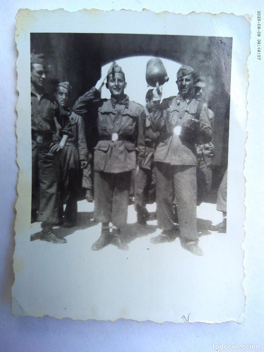 Alte Fotografie: PEQUE&Ntilde;A FOTO DE MILITARES HACIENDO EL TONTO, SALUDANSO, CON BOTIJO, ETC