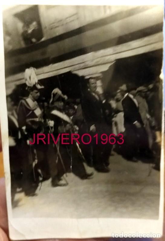 Fotograf&iacute;a antigua: ANTIGUA FOTOGRAFIA DEL REY ALFONSO XIII ASISTIENDO A UN DESFILE, 60X90MM