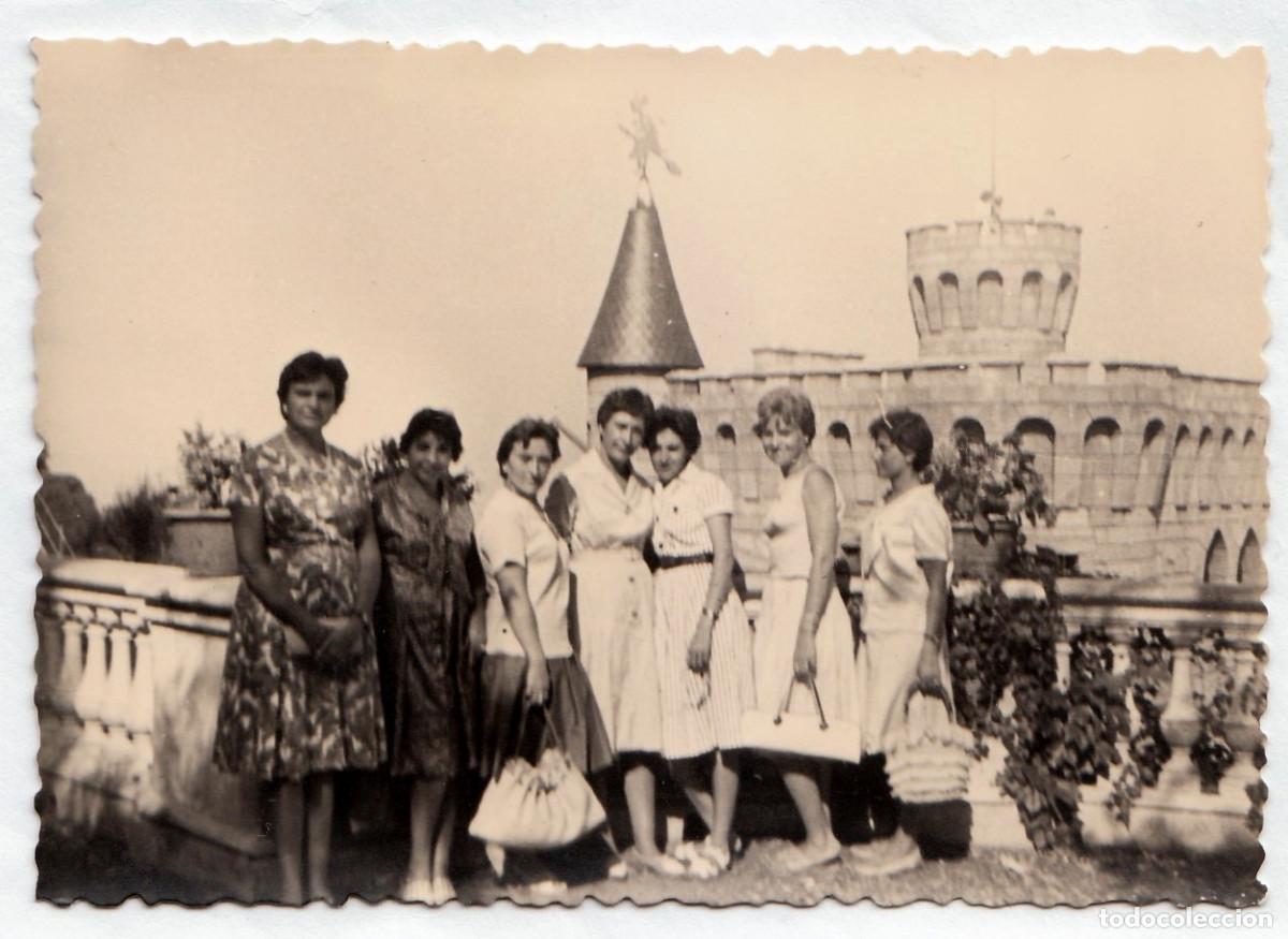 Fotograf&iacute;a antigua: Mujeres ante el castillo del Tibidabo, Barcelona. A&ntilde;os 50-60 pc