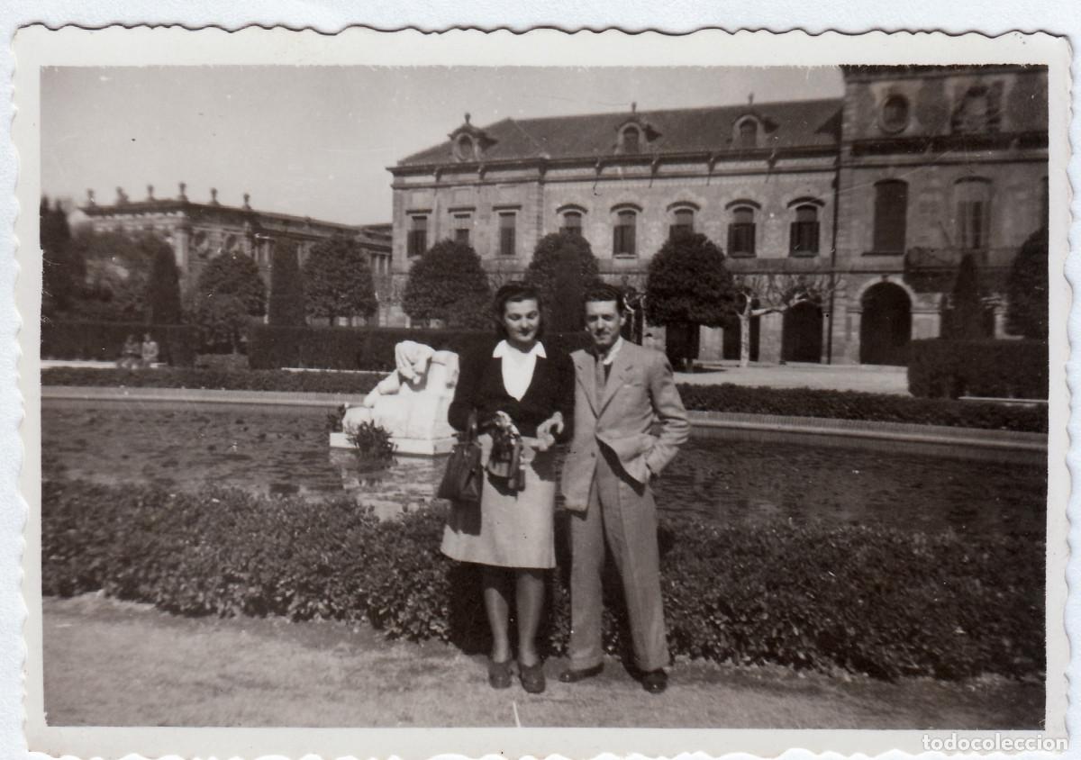 Fotograf&iacute;a antigua: Pareja en el parque de la Ciudadela, Barcelona. A&ntilde;os 50 pc