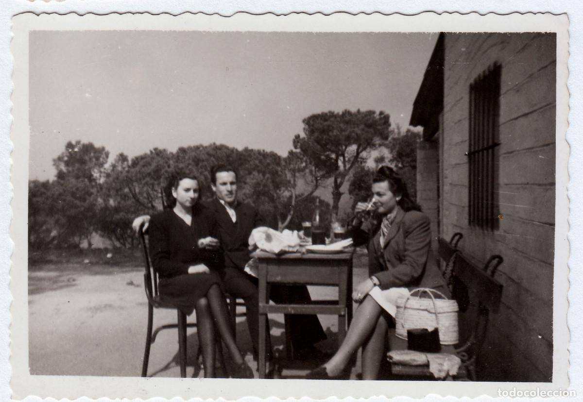 Fotograf&iacute;a antigua: Amigos bebiendo un vaso de vino, Barcelona?. A&ntilde;os 50 pc