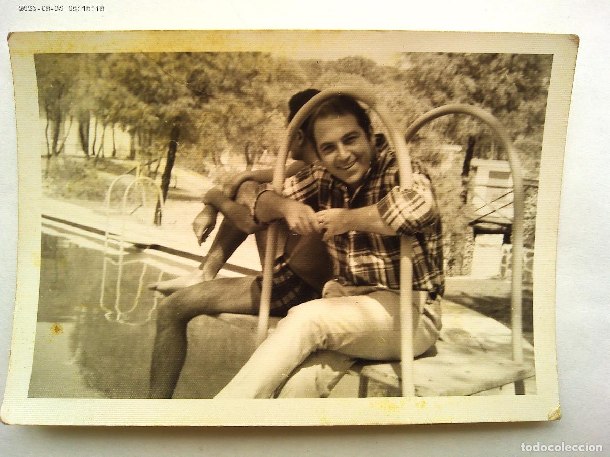 Antique Photography: FOTO DE JOVENES EN LA PISCINA , UNO VESTIDO Y EL OTRO EN BA&Ntilde;ADOR