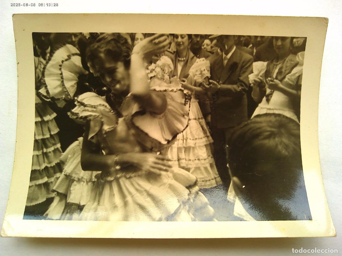 Fotograf&iacute;a antigua: FOTO DE LA FERIA : CHICAS VESTIDAS DE FLAMENCA BAILANDO POR SEVILLANAS . DE MALET , SEVILLA
