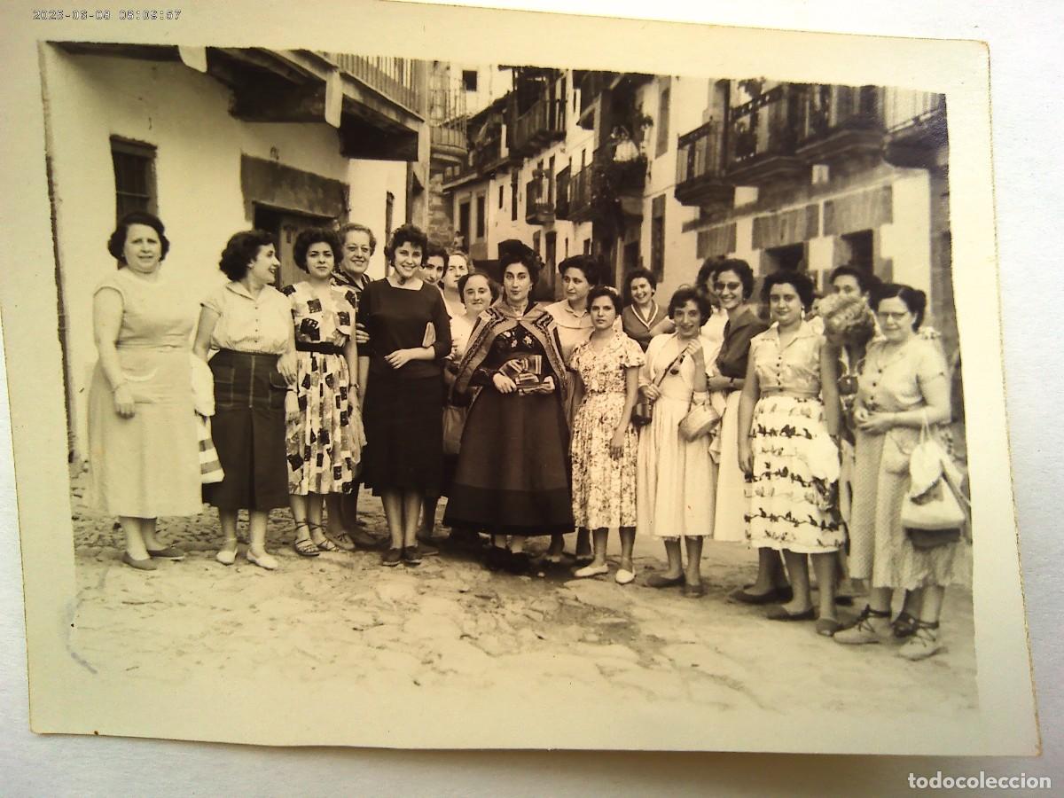 Fotograf&iacute;a antigua: FOTO DE FIESTA EN EL PUEBLO: CHICAS RODEANDO A OTRA VESTIDA CON TRAJE REGIONAL ( BADAJOZ ? )