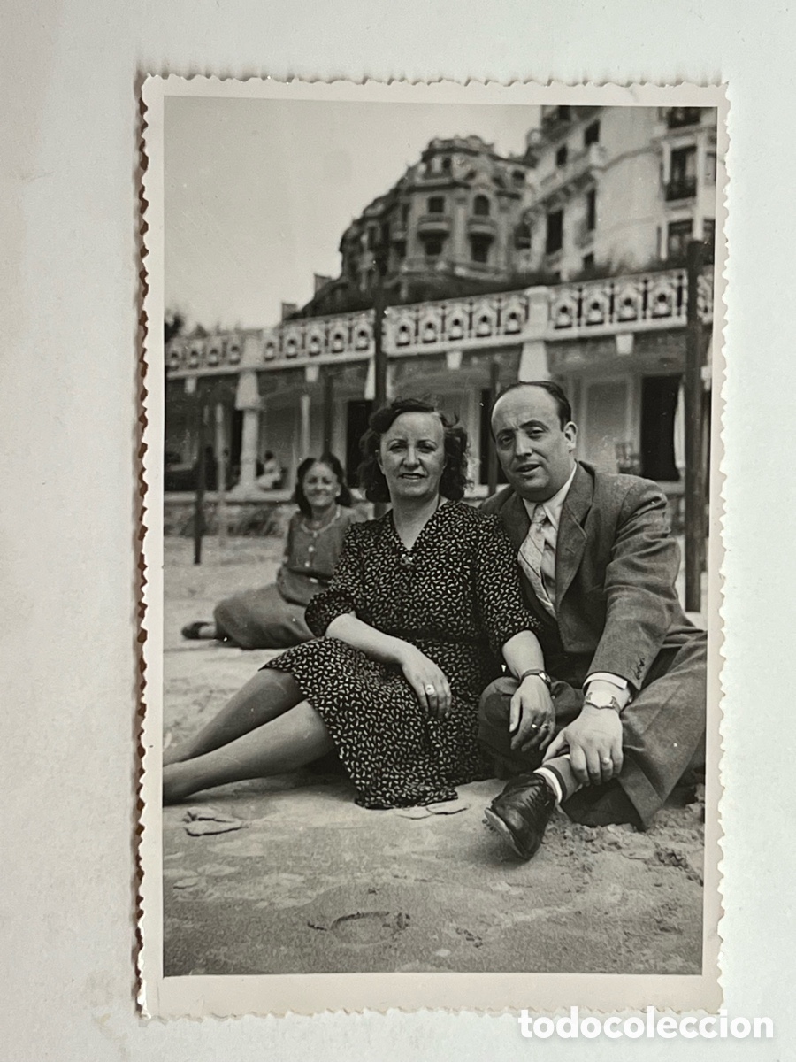 Alte Fotografie: SAN SEBASTIAN.. Fotograf&iacute;a de luna de miel.. en alg&uacute;n lugar de la Concha.. Foto Paulino (h.1945?)