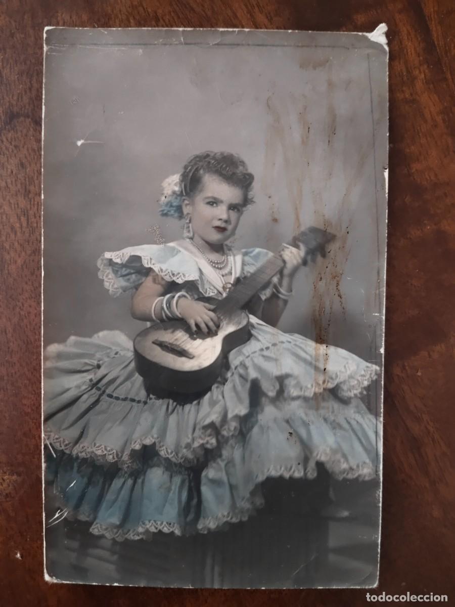 Antique Photography: Fotograf&iacute;a ni&ntilde;a vestida de gitanilla cantaora. Priego 1952.