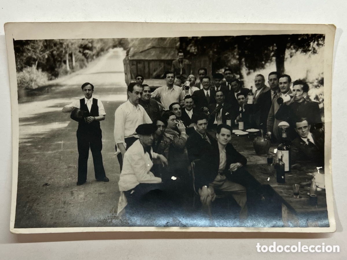 Fotografia antica: REUNI&Oacute;N DE AMIGOTES.. Viva el Soberano &hellip; un buen Brindis a la vida (h.1930?)