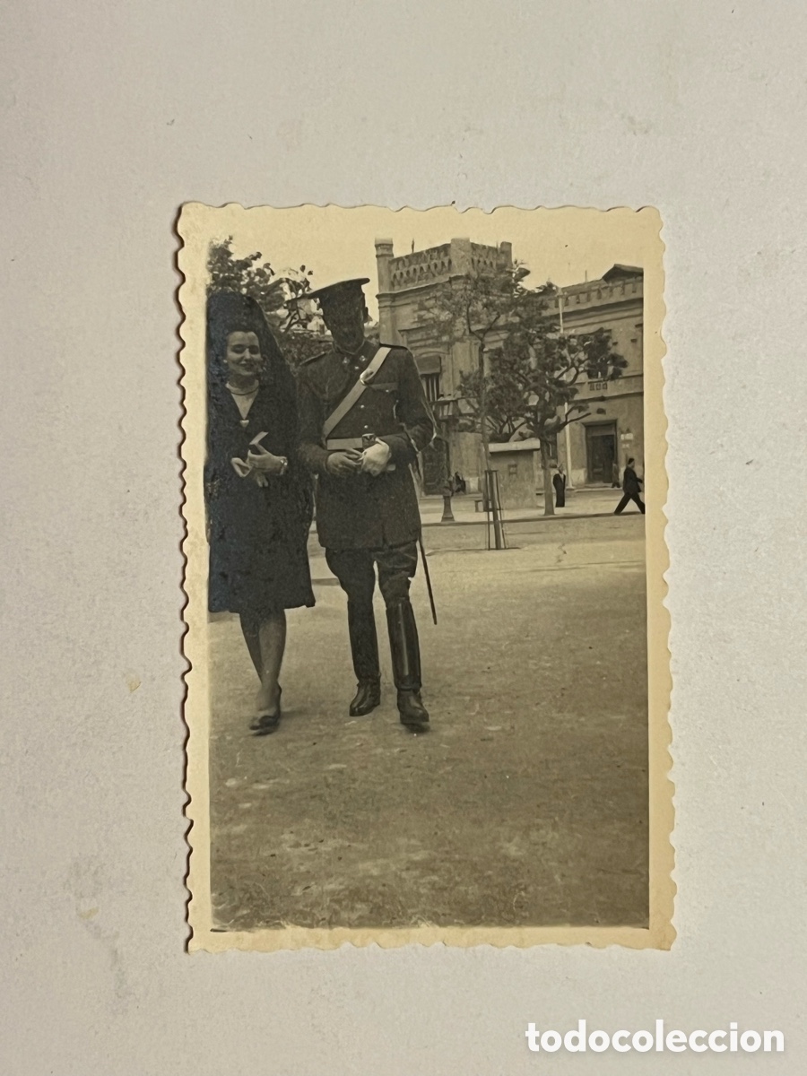 Fotograf&iacute;a antigua: MILITAR SE&Ntilde;ORA.. con traje de Gala y Sable&hellip; (h.1950?)