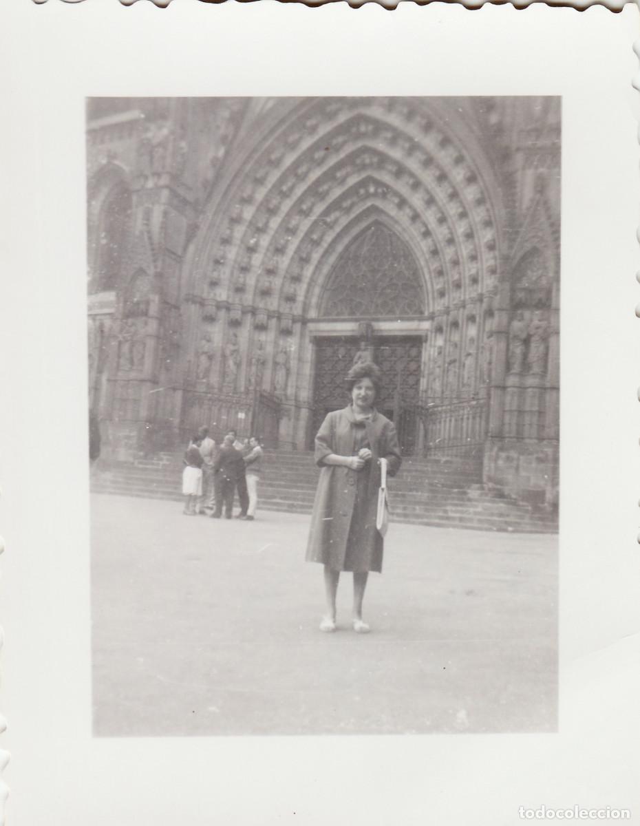 Fotograf&iacute;a antigua: Puerta de la catedral de Barcelona. A&ntilde;os 60 pc