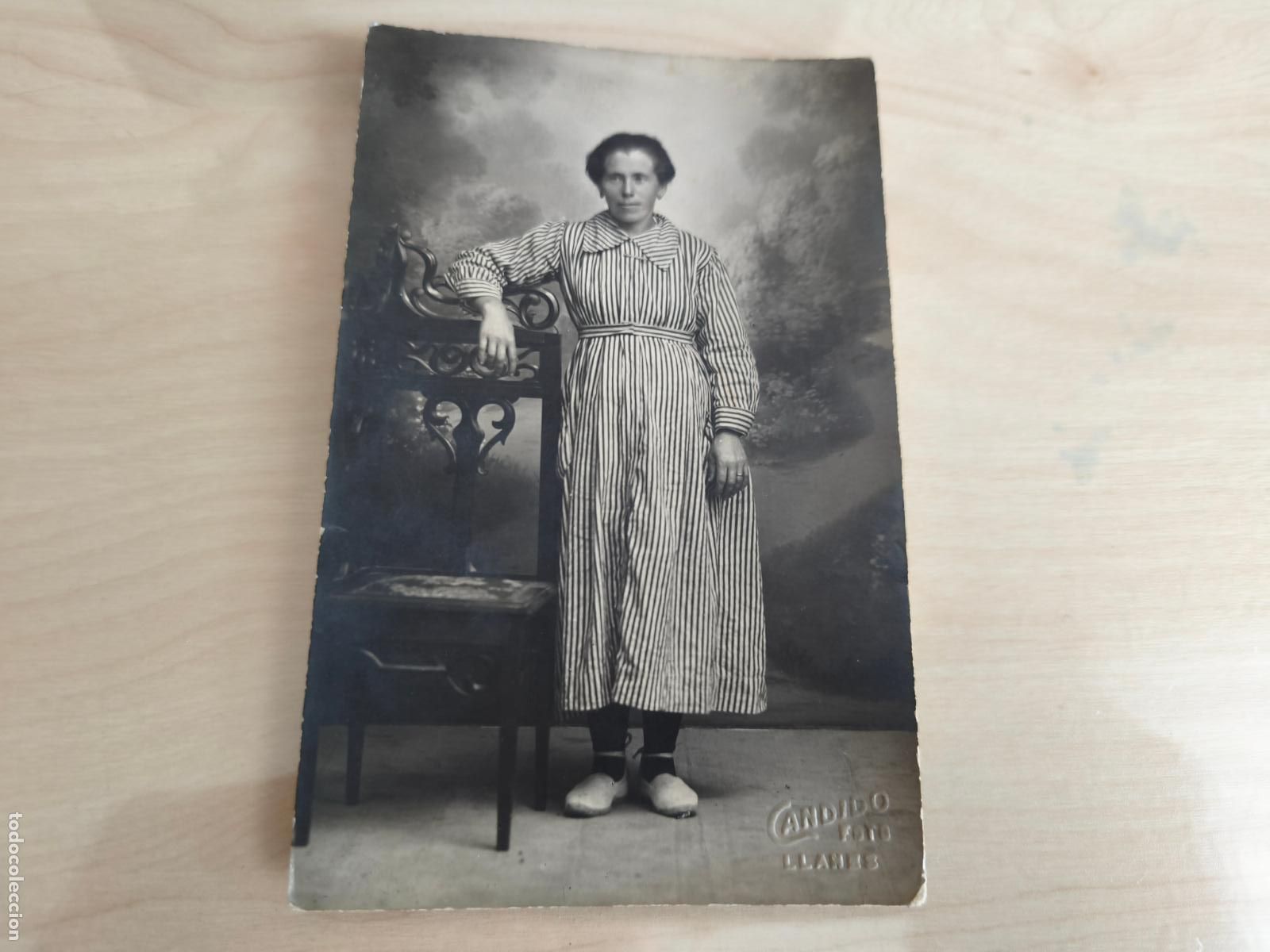 Fotograf&iacute;a antigua: Se&ntilde;ora de servicio. Foto postal de Candido de LLanes.