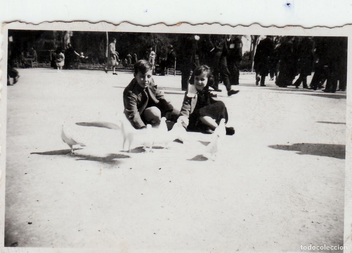 Fotograf&iacute;a antigua: Ni&ntilde;os jugando con las palomas. A&ntilde;os 40 pc