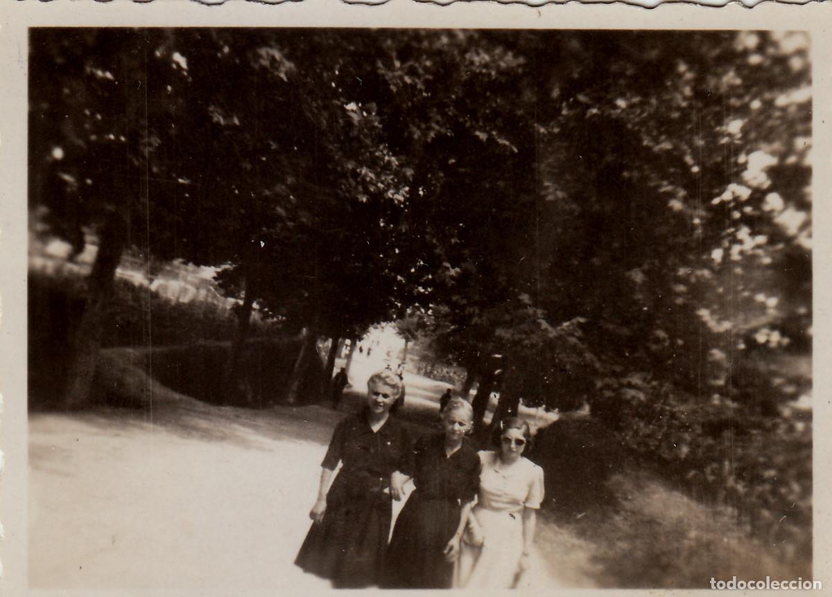 Fotograf&iacute;a antigua: Tres mujeres en el paseo. A&ntilde;os 40 pc