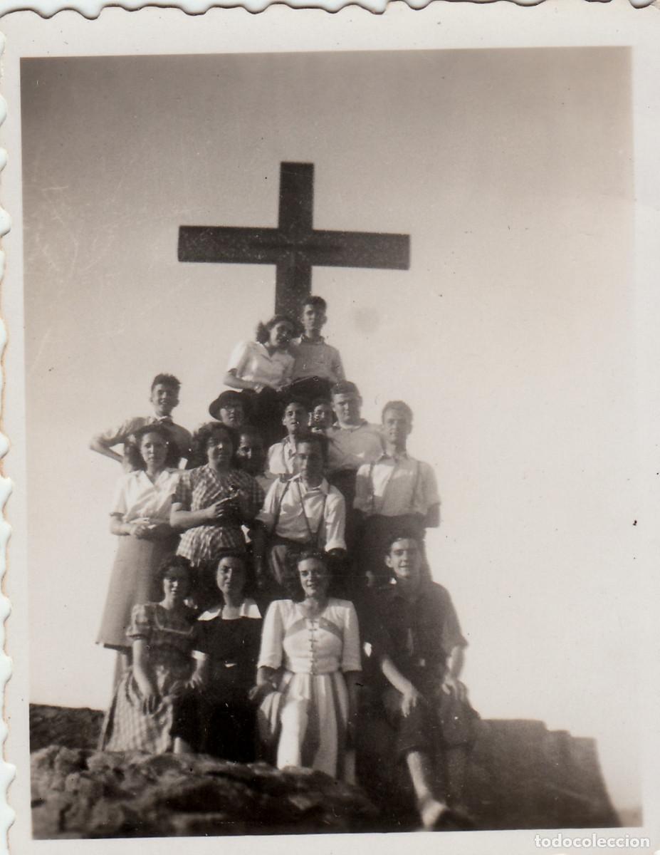 Fotograf&iacute;a antigua: Amigos bajo la Cruz de Santo Esp&iacute;ritu, Val&egrave;ncia. A&ntilde;os 40-50 pc